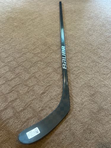 Senior Bauer Vapor Hyperlite 2 Right Handed Hockey Stick P28 82 Flex (New)