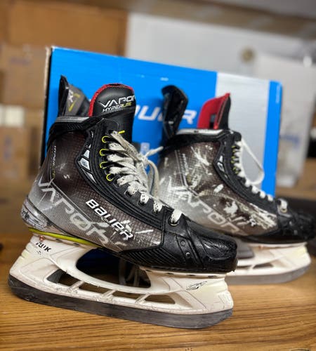 Bauer Vapor Hyperlite Hockey Skates Size 5.5 (Used)