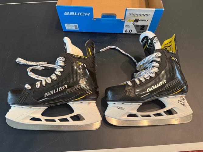 2022 Bauer Supreme M4 Hockey Skates Extra Wide Width 6.5 (New)