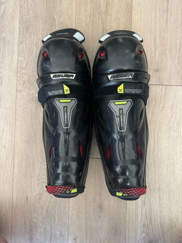 Intermediate Bauer Vapor Hyperlite 14" Shin Pads (Used)