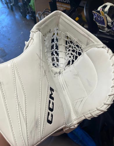 CCM Axis F9 Glove (INT)