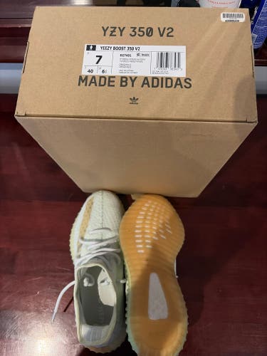 Women's Size M 6.0 (W 7.0) Adult Adidas Yeezy Boost 350 V2 Shoes (Used)