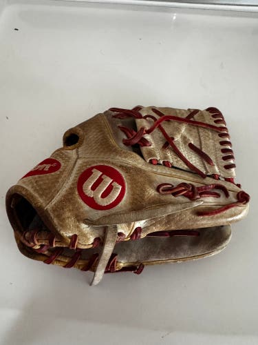 Wilson A2000 RH Softball Glove 12" (Used)