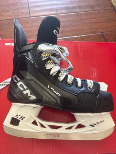 CCM Tacks Vector Jr. Hockey Skates Regular Width Size 1.5 (Used)