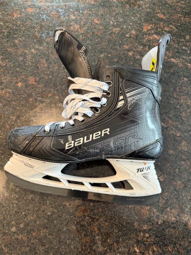 Black 2024 Bauer Vapor Hyperlite 2 Hockey Skates Regular Width Pro Stock 10 (Used)