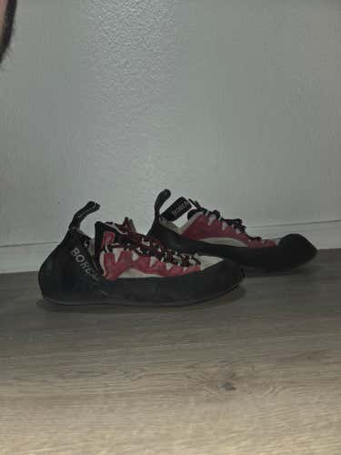 Unisex Adult Size M 9.0 (W 10.0) (Used)