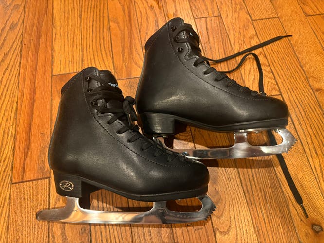 Black Riedell Figure Skates D Junior 1 (Used)