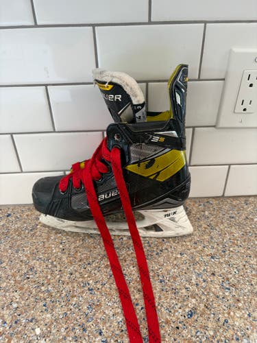 Bauer Supreme 3S Hockey Skates Wide Width Size 4 (Used)
