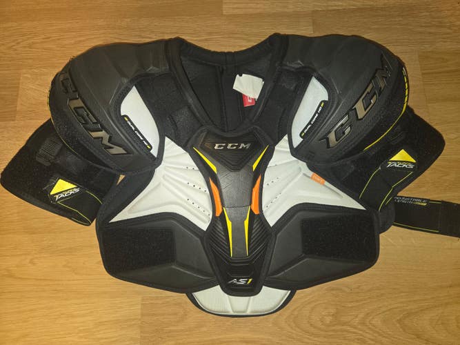 Men's Medium Senior CCM Super Tacks AS1 Shoulder Pads (Used)