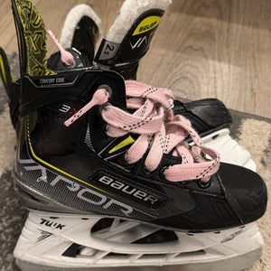 2023 Bauer Vapor X3 Hockey Skates Regular Width   Size 2.5 (Used)