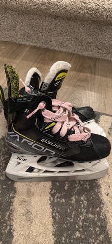 2023 Bauer Vapor X3 Hockey Skates Regular Width   Size 2.5 (Used)