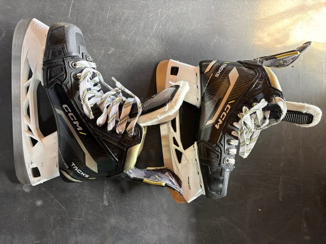 2022 CCM AS-V Pro Hockey Skates Regular Width 7 (Used)