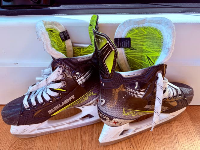 Black/Yellow 2023 Bauer Vapor X4 Hockey Skates Size 2.5 (Used)