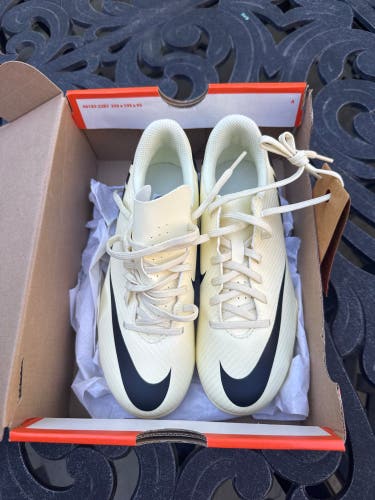 Gold Kids 3Y (Big Kids / Youth) Nike Mercurial Vapor Molded Cleats Cleats (New)