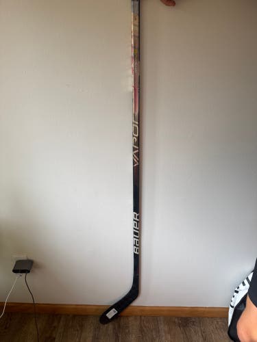 Junior Bauer Vapor Hyperlite Right Handed Hockey Stick P28 40 Flex (Used)