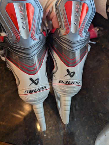 2025 Bauer Vapor Fly30 Hockey Skates Jr size 1