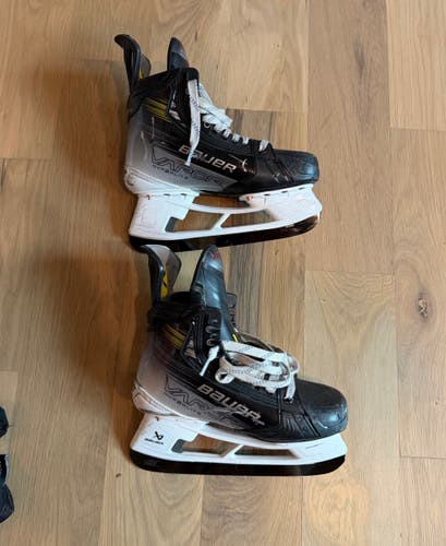 Bauer Vapor Hyperlite 2 Hockey Skates Size 5.5 (Used)