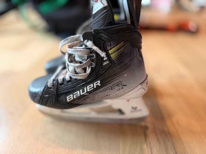 Bauer Vapor Hyperlite 2 Hockey Skates Size 4.5 (Used)
