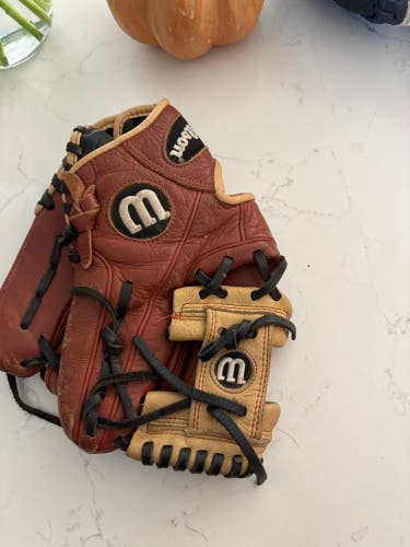 Wilson A550 RH Baseball Glove 11" (Used)