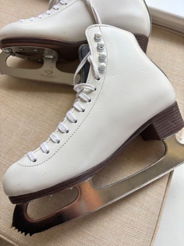 Riedell Figure Skates B Adult 6.5 (Used)