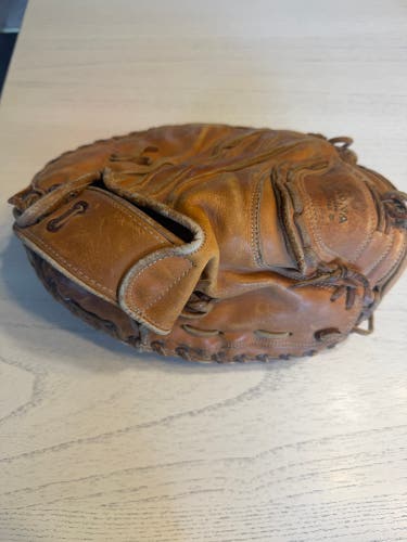 Nokona RH Catcher's Glove 32.5" (Used)