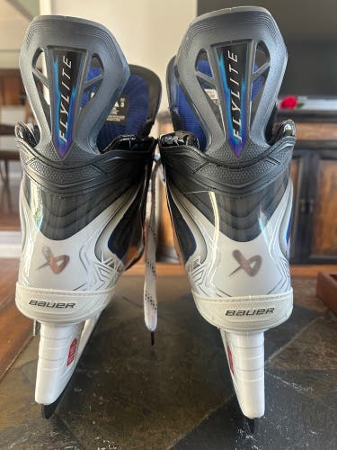 2025 Bauer Vapor Flylite Hockey Skates 9 Fit 3 (like new/mint condition). NEW FLY-TI STEEL INCLUDED.