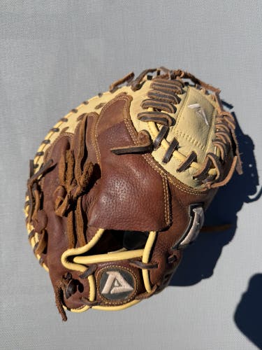 Akadema RH Catcher's Glove 33" (Used)