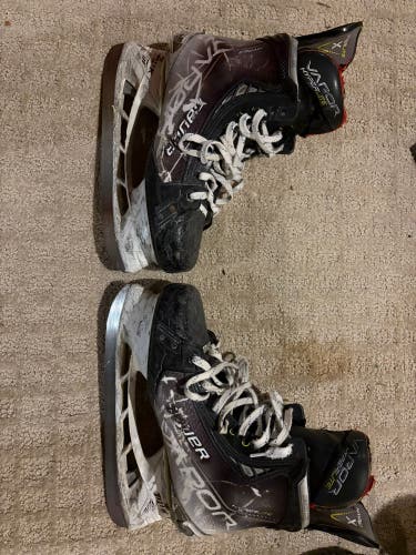 2021 Bauer Vapor Hyperlite Hockey Skates Regular Width 9 (Used)