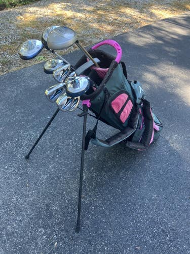 Ladies Complete Golf Club Set & Bag, Right Handed, Very Good Condition