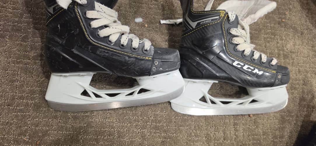 CCM Super Tacks 9350 Hockey Skates, Junior Size 1 D