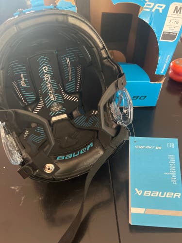 Medium Bauer Re-Akt 90 Helmet (New)