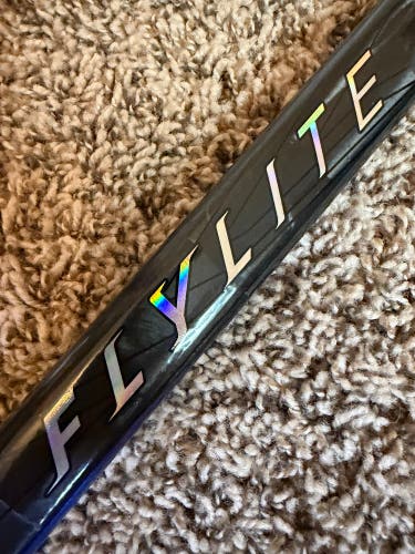 Bauer Vapor Flylite SR RH Hockey Stick P28 77 Flex (New with Flaws) blk/blue/purple