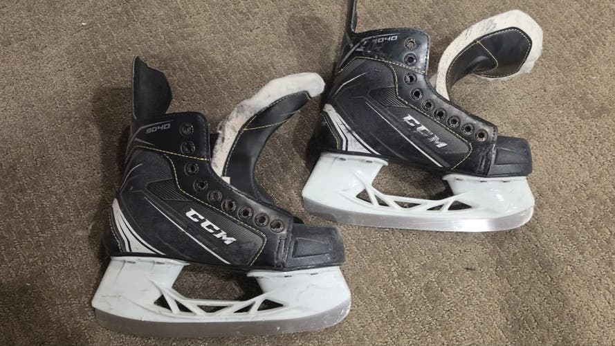 CCM Tacks 9040 Hockey Skates, Junior Size 2