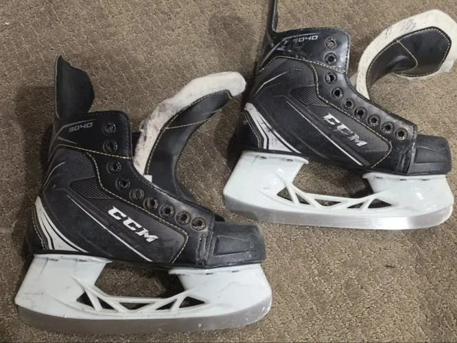 CCM Tacks 9040 Hockey Skates, Junior Size 2