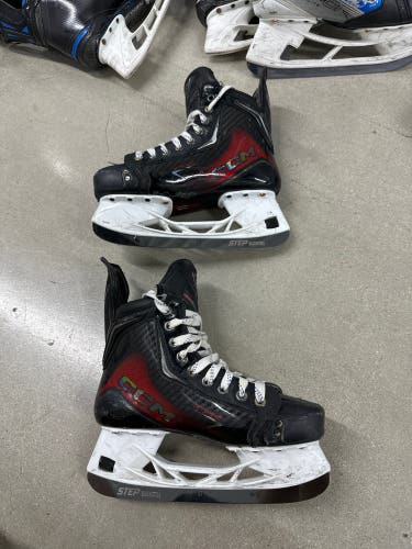2025 CCM JetSpeed FT8 Pro Hockey Skates Regular Width Size 5 (Used)