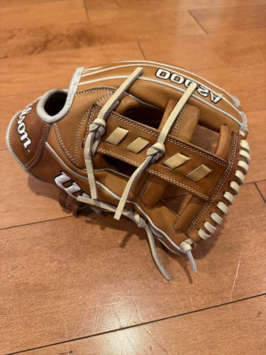 Wilson A2000 1716 RHT Baseball Glove 11.5" (Used)