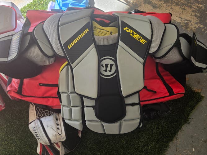 Intermediate M-L Warrior Ritual RX3 E Goalie Chest Protector (Used)
