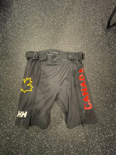 ACA Black Medium Men's Helly Hansen Shorts (Used)