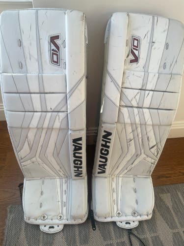 28" Vaughn Velocity V10 Goalie Leg Pads (Used)