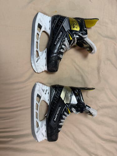Junior Bauer Supreme 3S Hockey Skates | Size 2