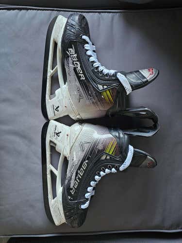 Bauer Vapor HyperLite 2 Hockey Skates with Bauer FLY-TI Steel