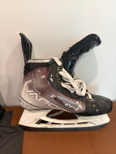 2021 Bauer Vapor Hyperlite Hockey Skates Extra Wide Width 9.5 (Used)
