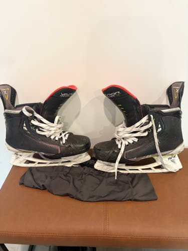 2021 Bauer Vapor Hyperlite Hockey Skates Extra Wide Width 9.5 (Used) shot blockers on skate