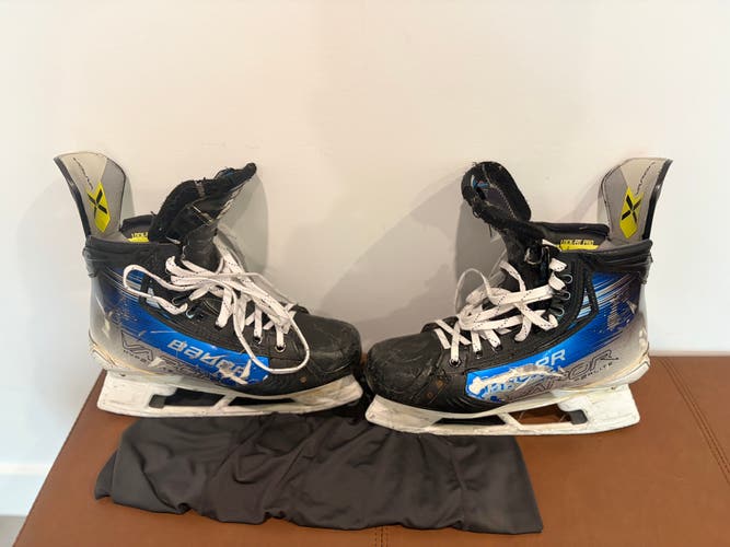 Blue 2023 Bauer Vapor Hyperlite 2 Hockey Skates Extra Wide Width 9.5 (Used)