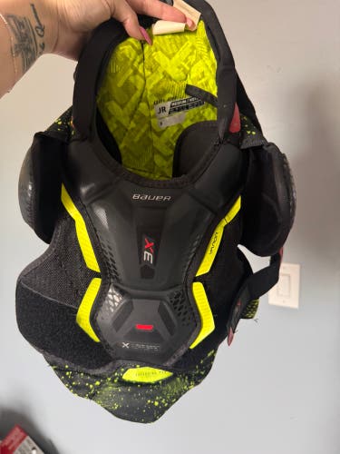 Medium Junior Bauer Vapor 3X Shoulder Pads (Used)