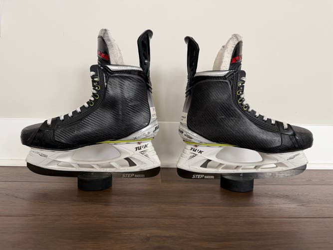 Bauer Vapor Hyperlite Hockey Skates Pro Stock 9 (Used)