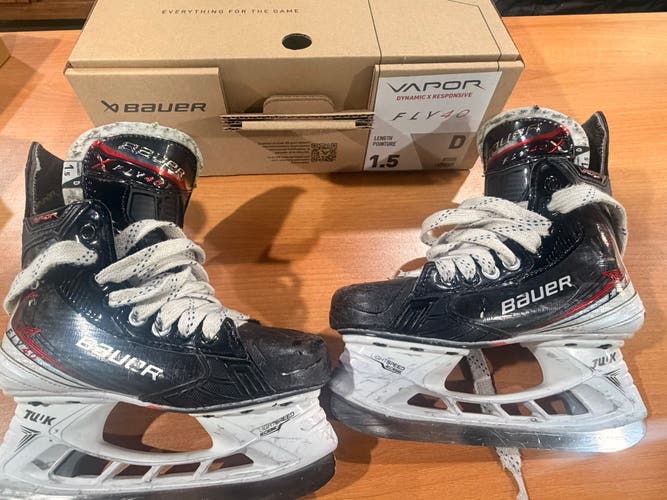 2025 Bauer Vapor Fly40 Hockey Skates Regular Width Size 1.5 (Used)