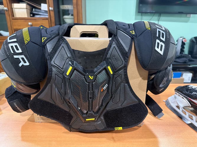 Men's Medium Intermediate Bauer Supreme Mach Shoulder Pads (Used)
