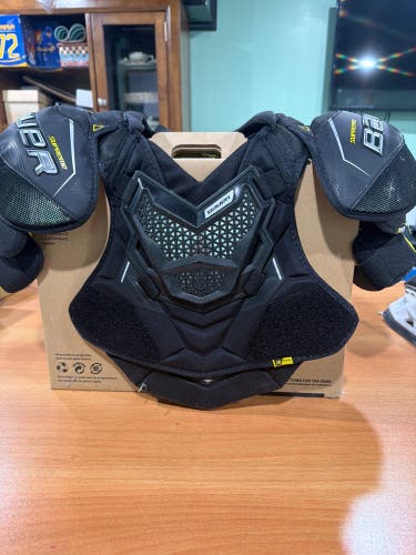 Men's Medium Junior Bauer Supreme 3S Pro Shoulder Pads (Used)