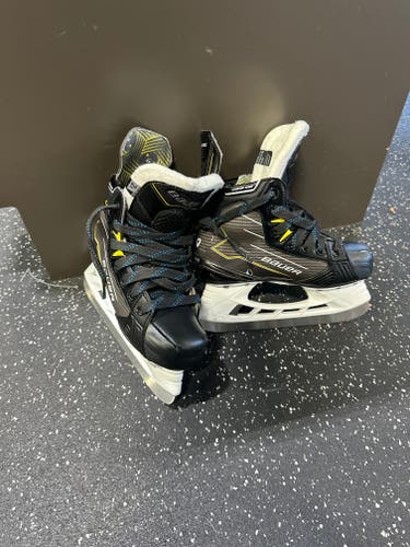 Bauer Supreme M40 Hockey Skates Extra Wide Width Size 2.5 (Used)